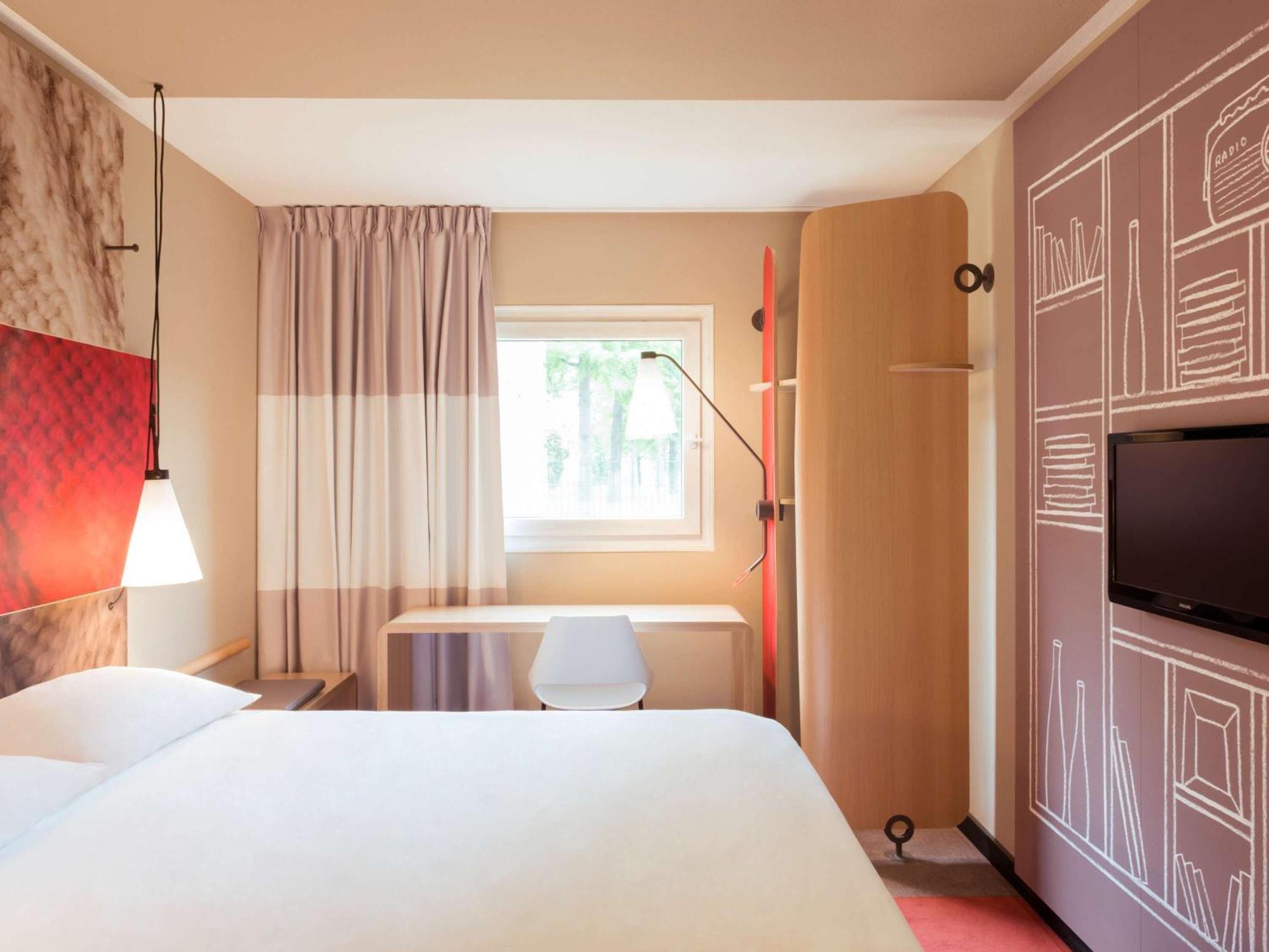 Ibis Hauptbahnhof Hotel 3*