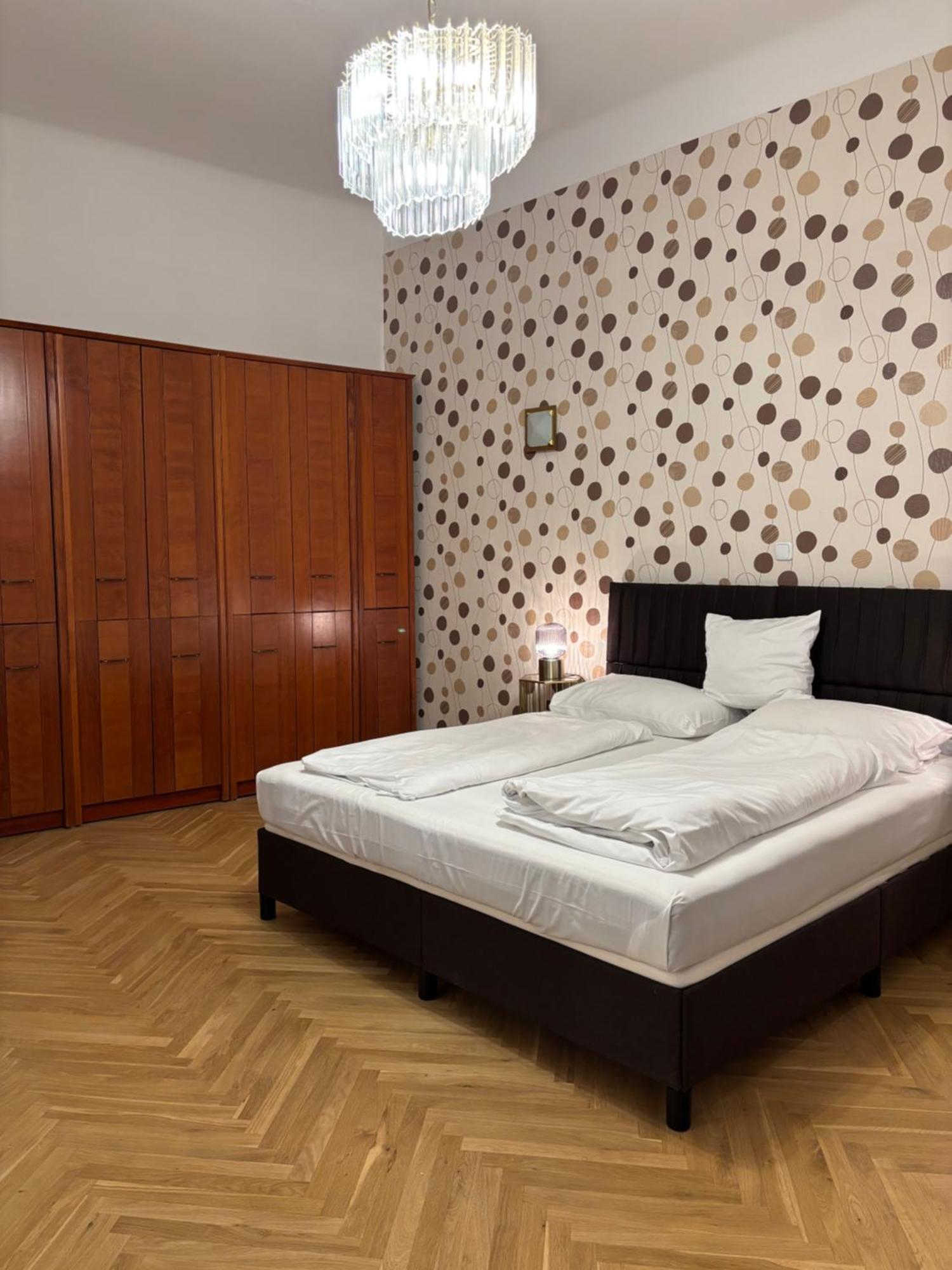 Carlton Apartment *