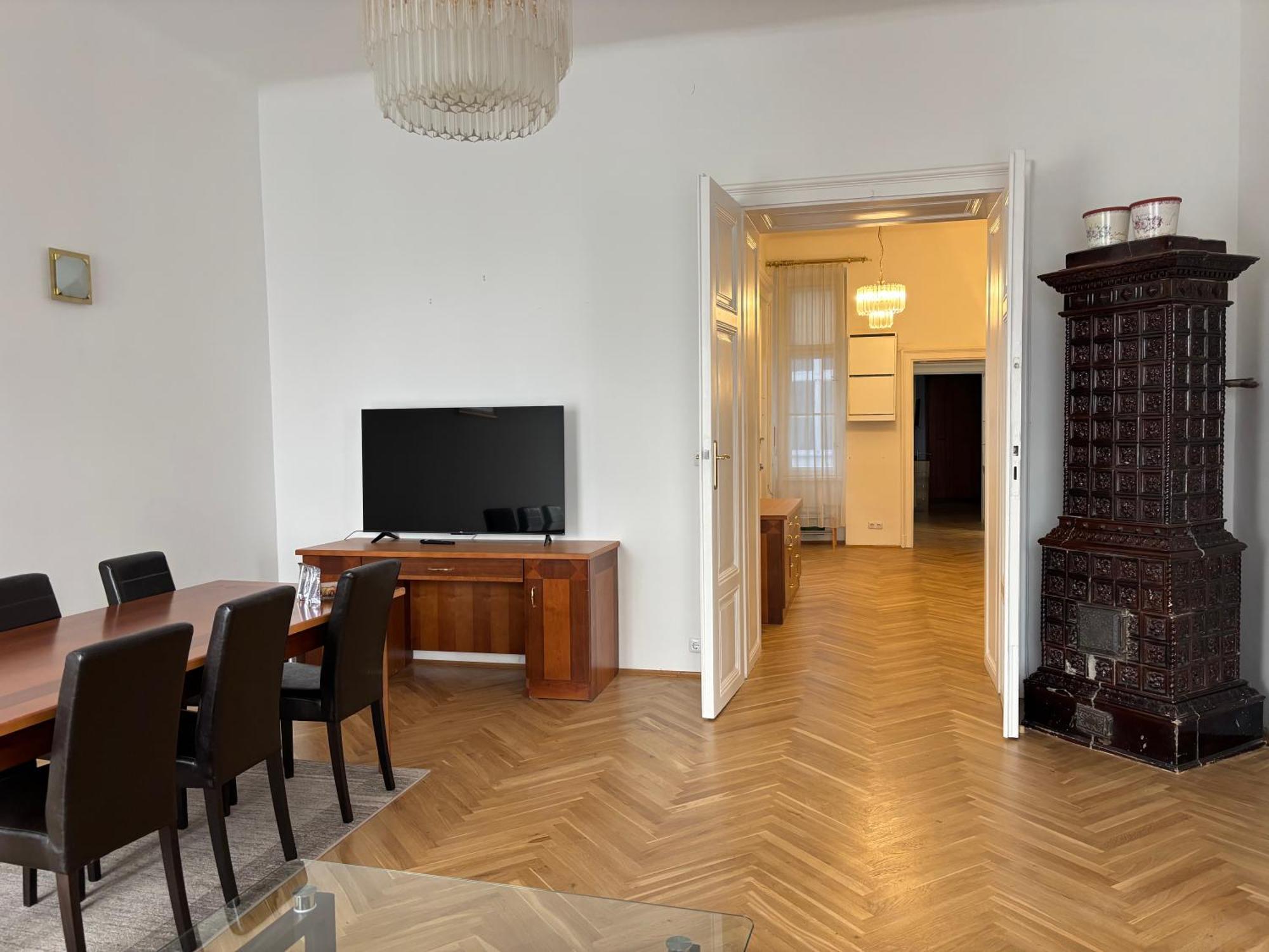 Carlton Apartment *
