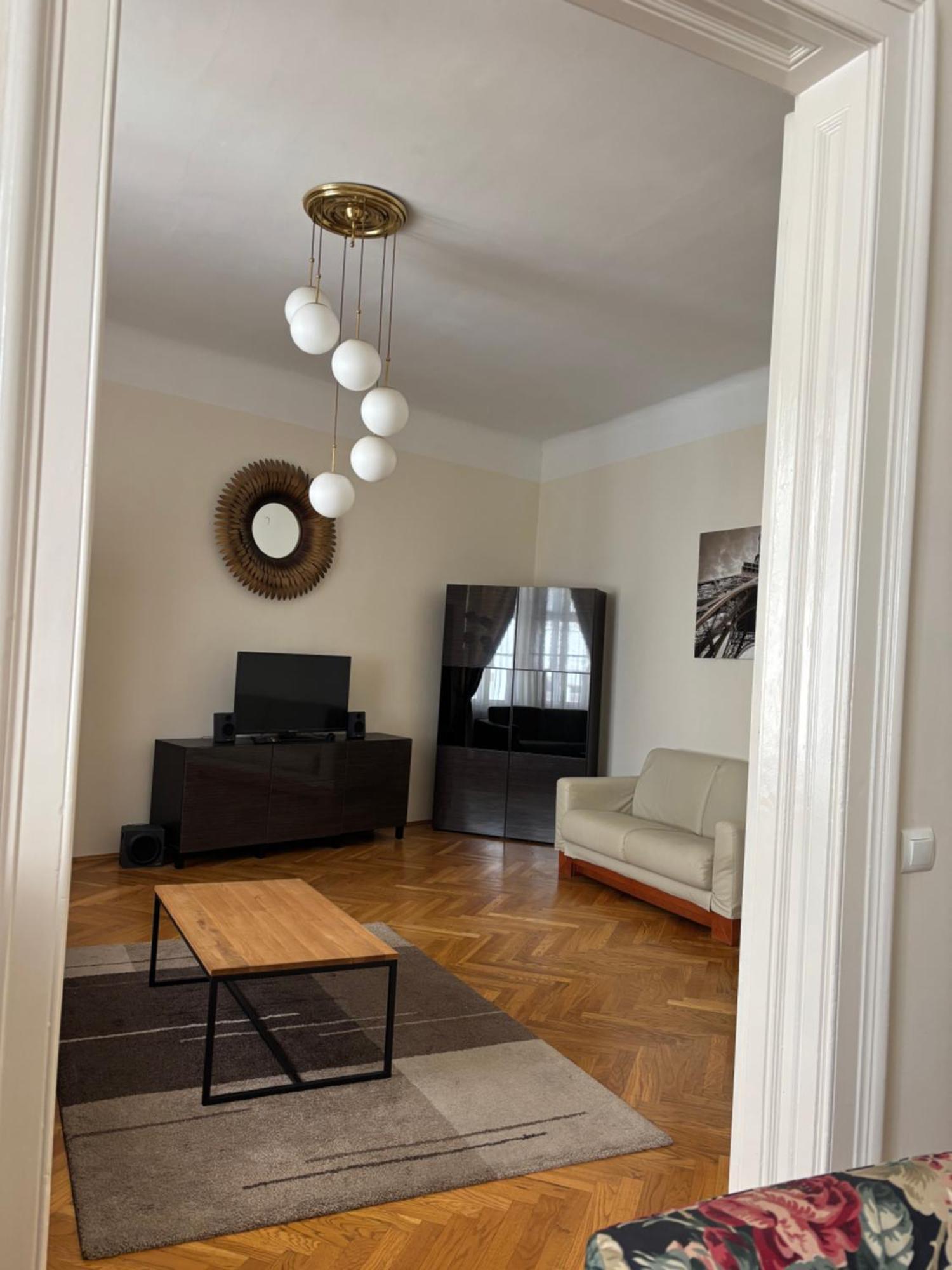 Carlton Apartment *