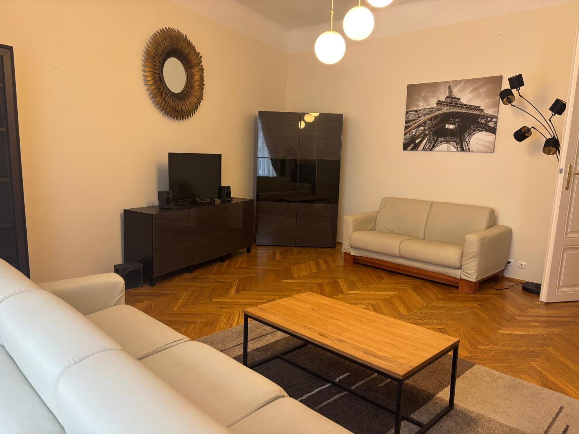Carlton Apartment *