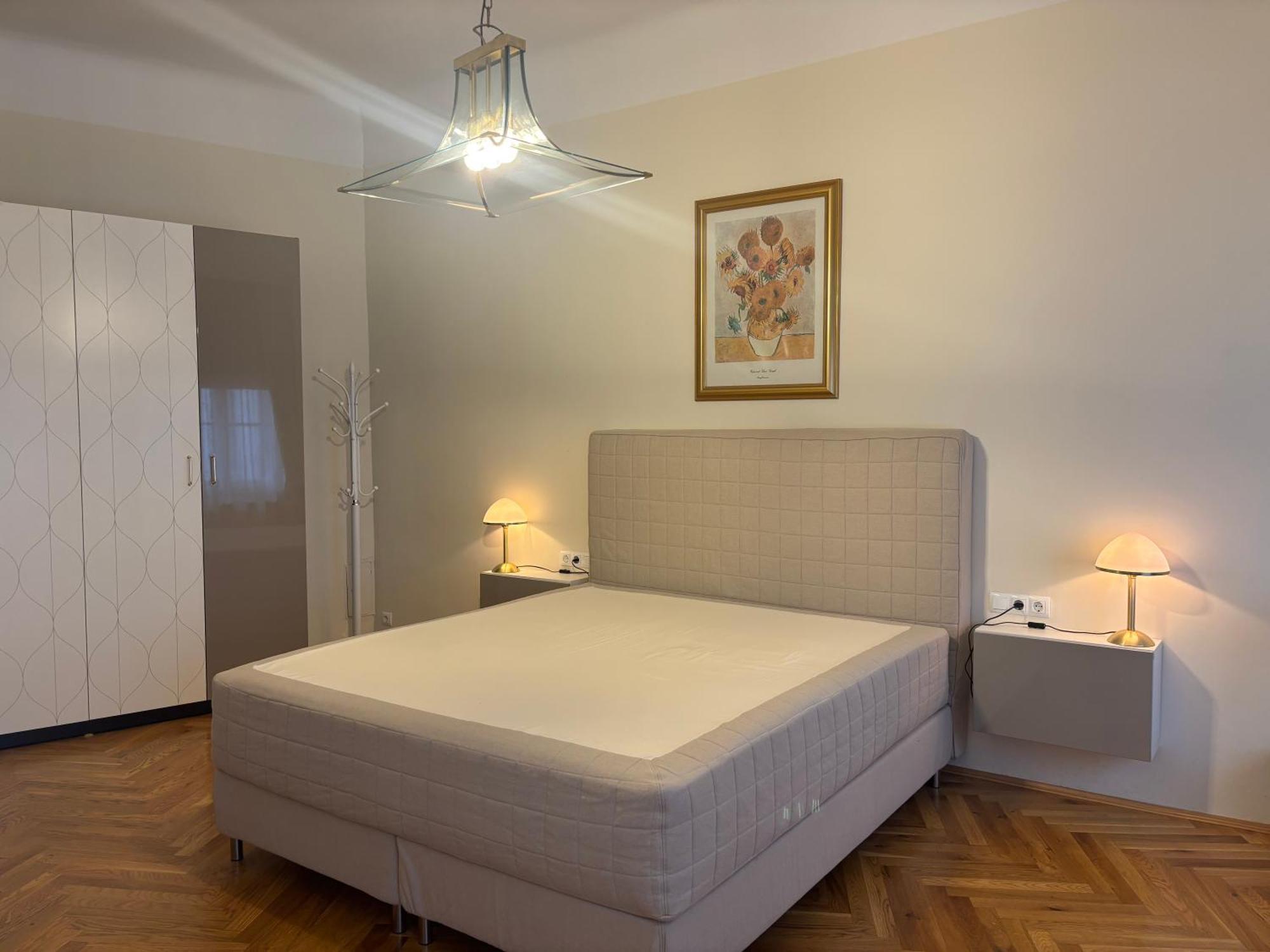 Carlton Apartment *