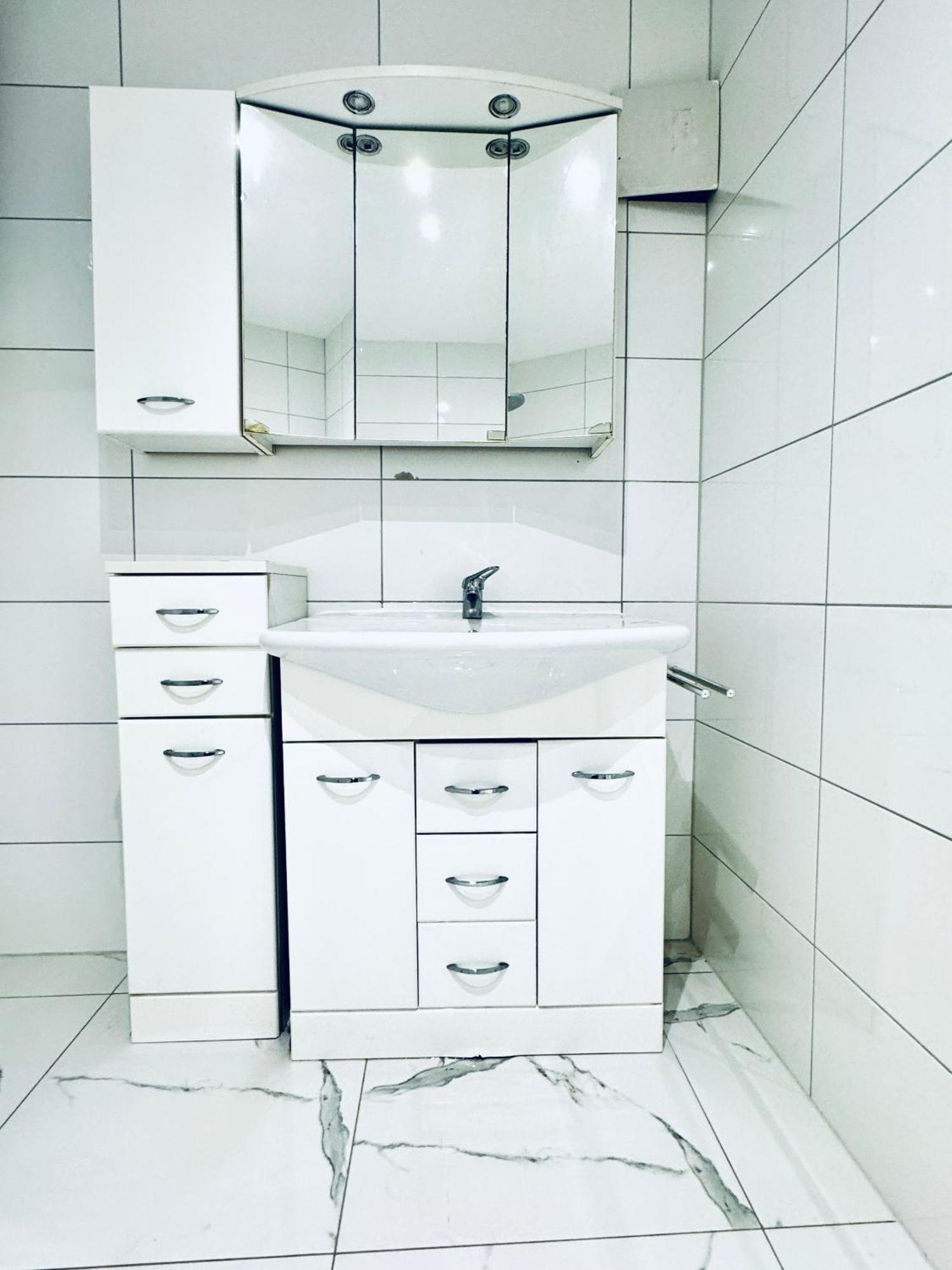Comfy & Cozy 4br Shared Next To Kaufpark Alterlaa Vienna