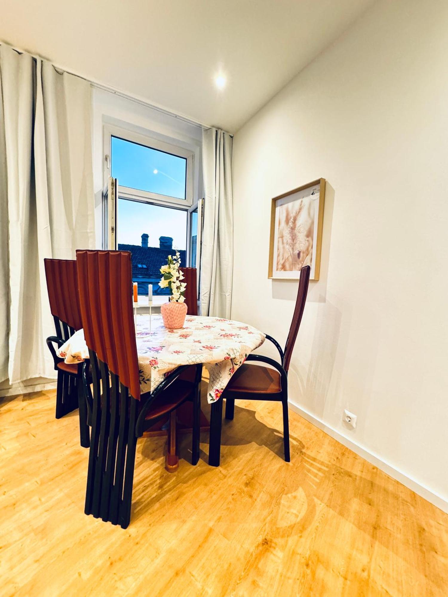 Apartment Comfy & Cozy 4br Shared Next To Kaufpark Alterlaa *