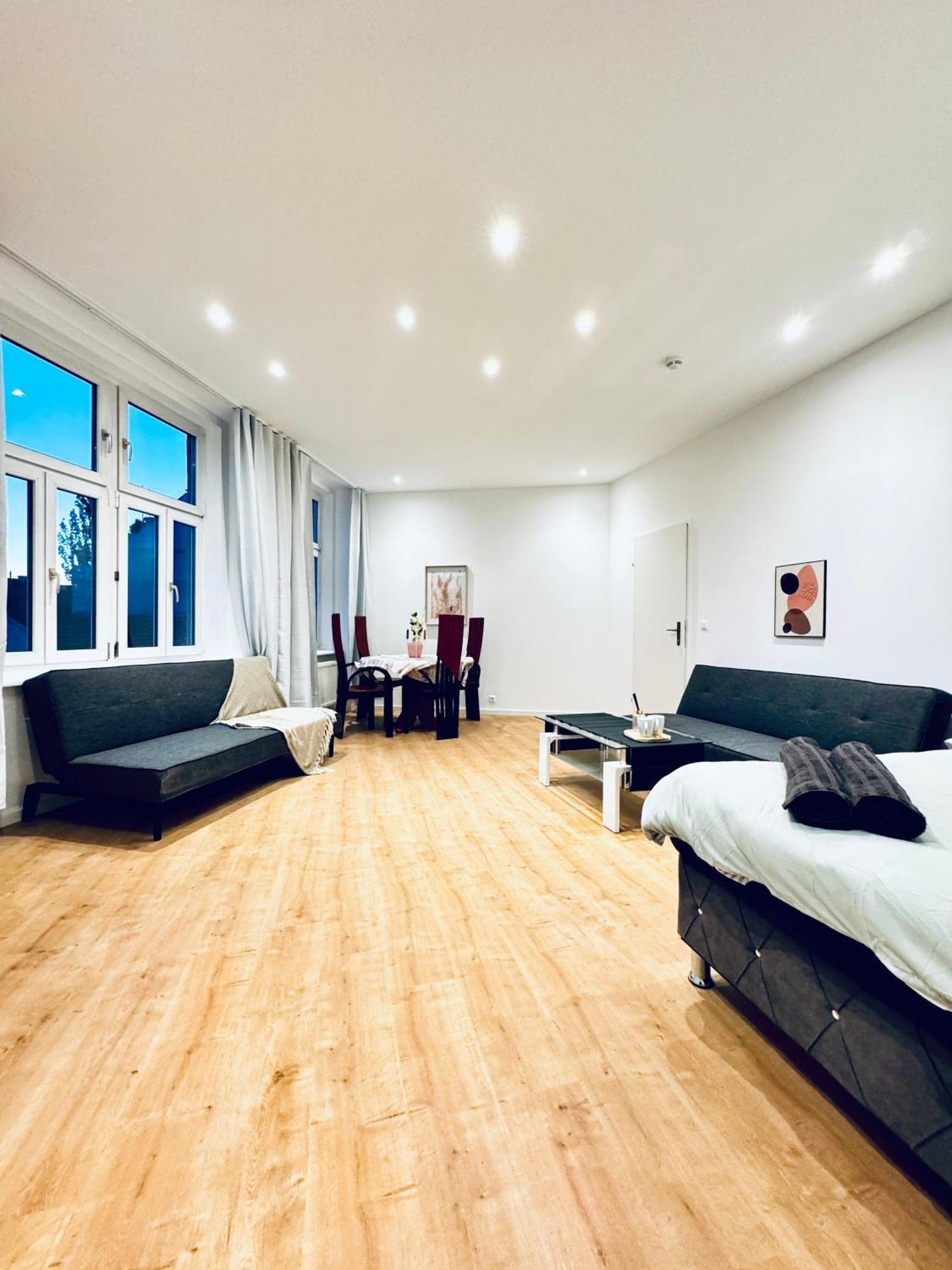 Apartment Comfy & Cozy 4br Shared Next To Kaufpark Alterlaa *