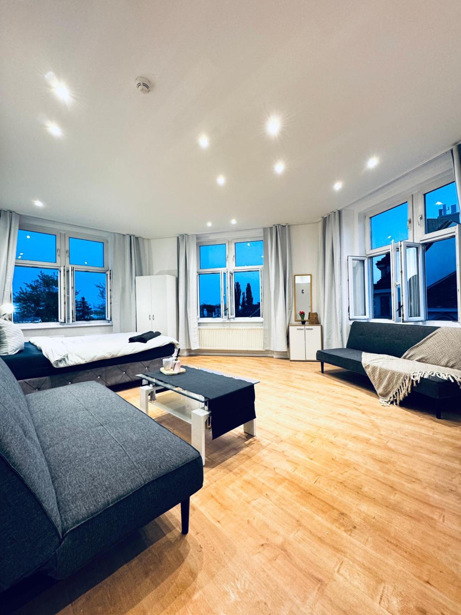 Apartment Comfy & Cozy 4br Shared Next To Kaufpark Alterlaa