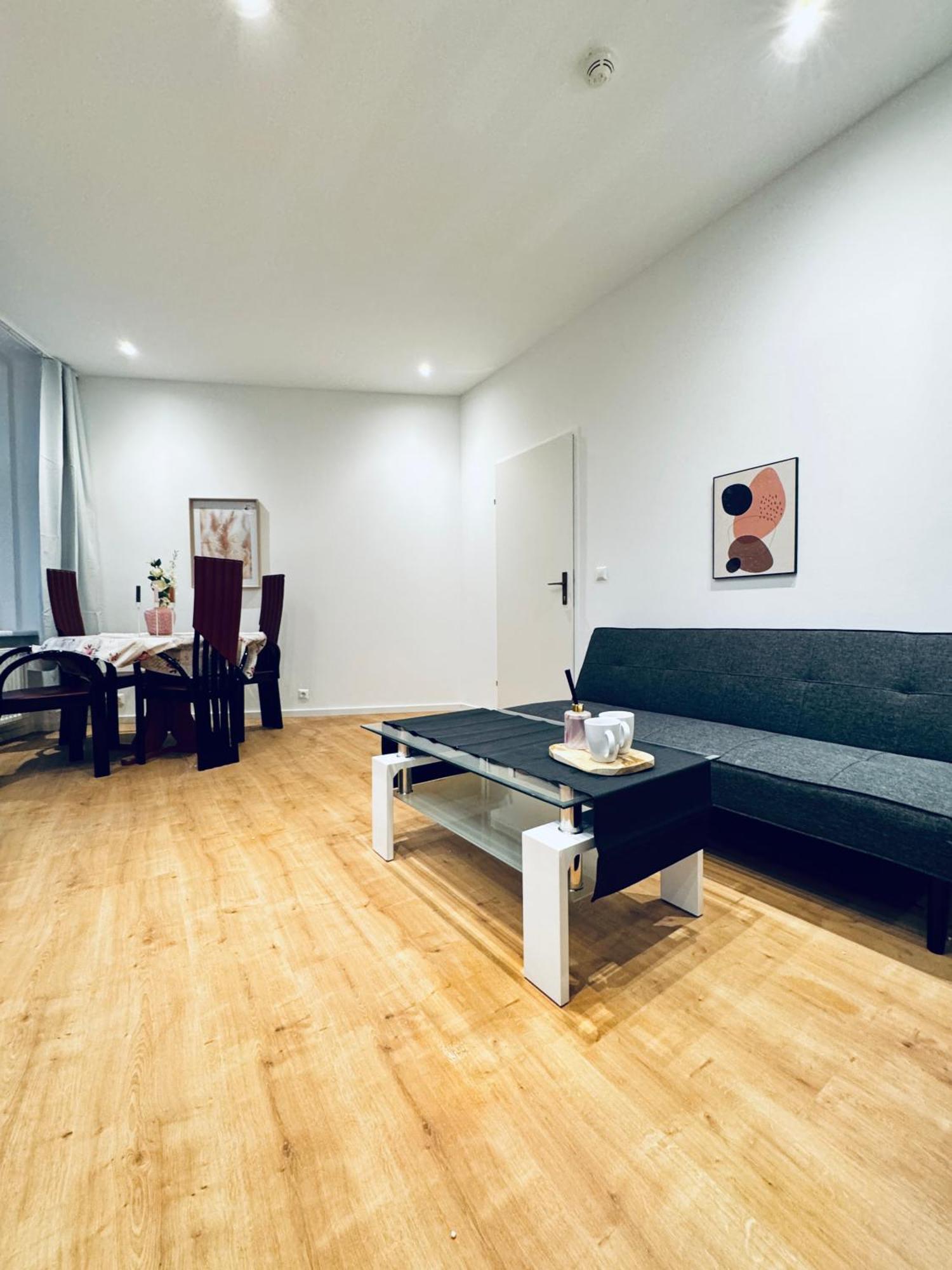Comfy & Cozy 4br Shared Next To Kaufpark Alterlaa Apartment