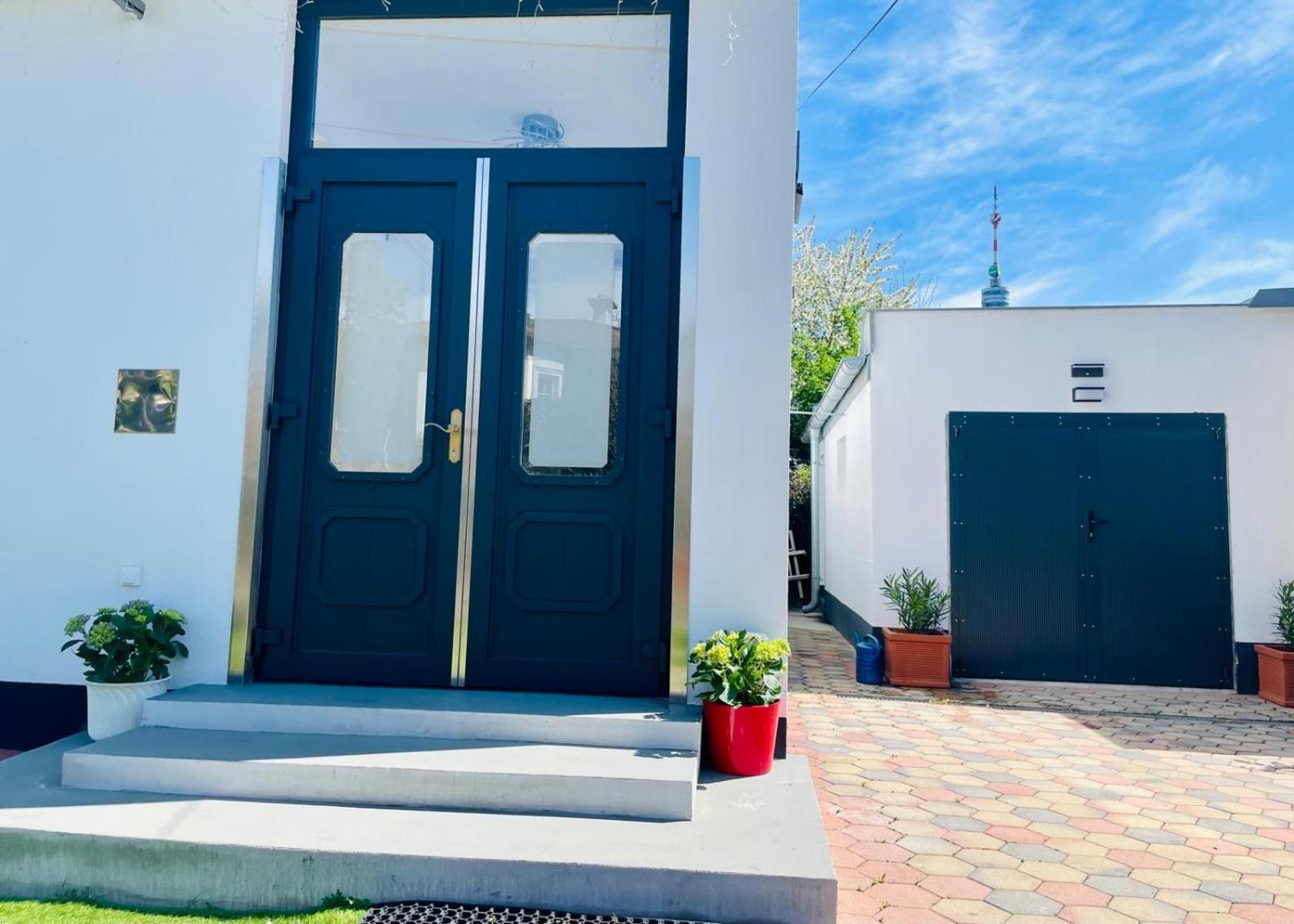 In In Perfect Situaton Near Vic And Donau Park With Pool And Private Garden Sleeps 4 With 2 Bedrooms, Kitchen And Livingroom And Bath And Private Parking Villa Vienna