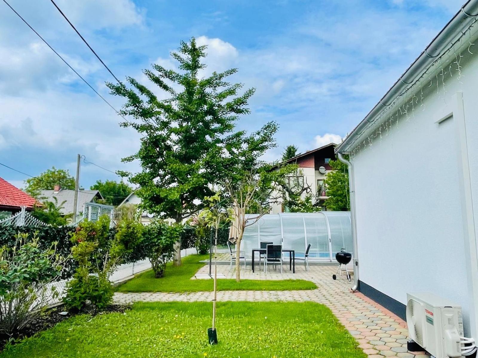 Villa In In Perfect Situaton Near Vic And Donau Park With Pool And Private Garden Sleeps 4 With 2 Bedrooms, Kitchen And Livingroom And Bath And Private Parking Vienna