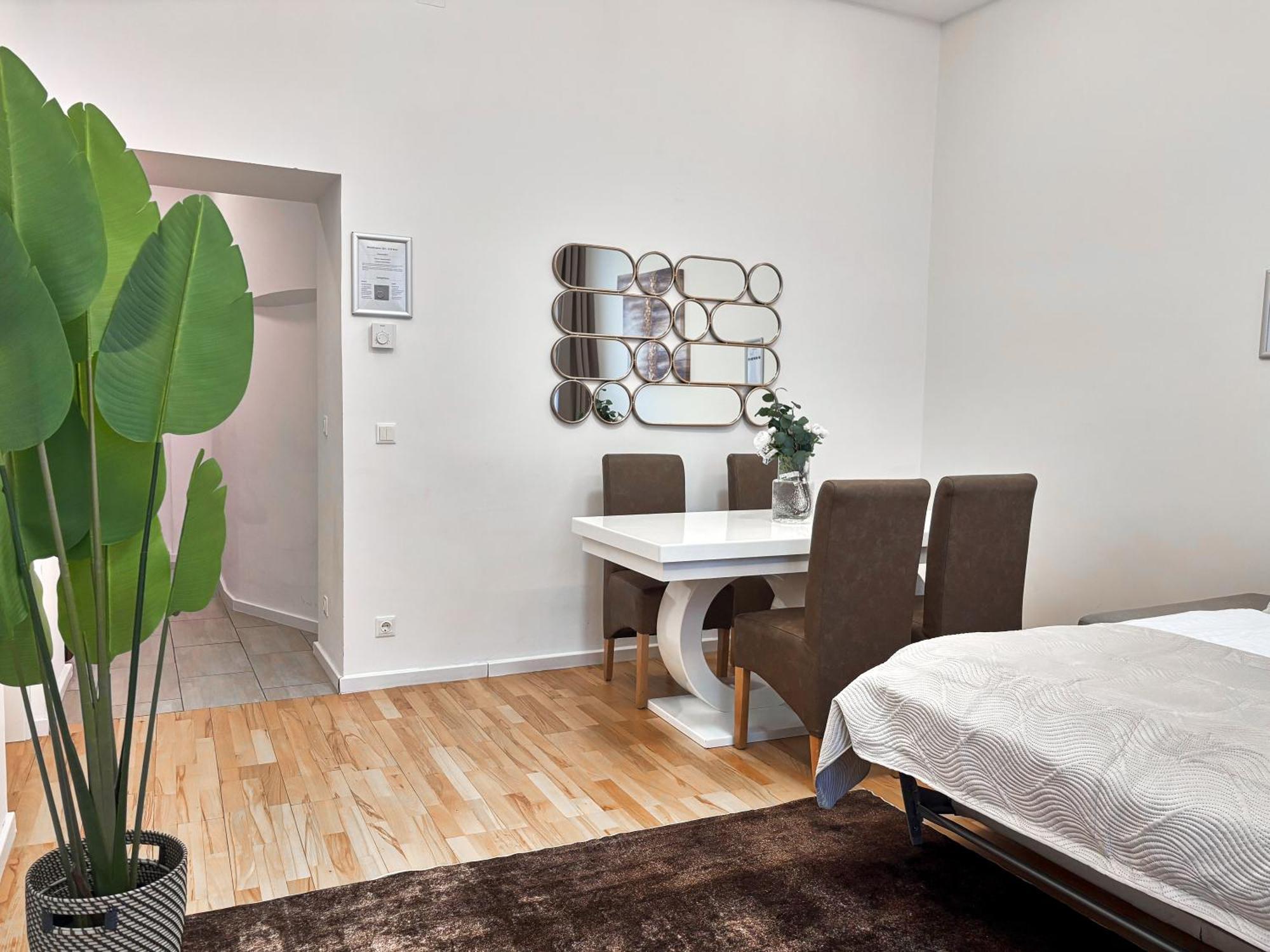 Close To Schoenbrunn I Bright Flat, Fast Wifi Apartment