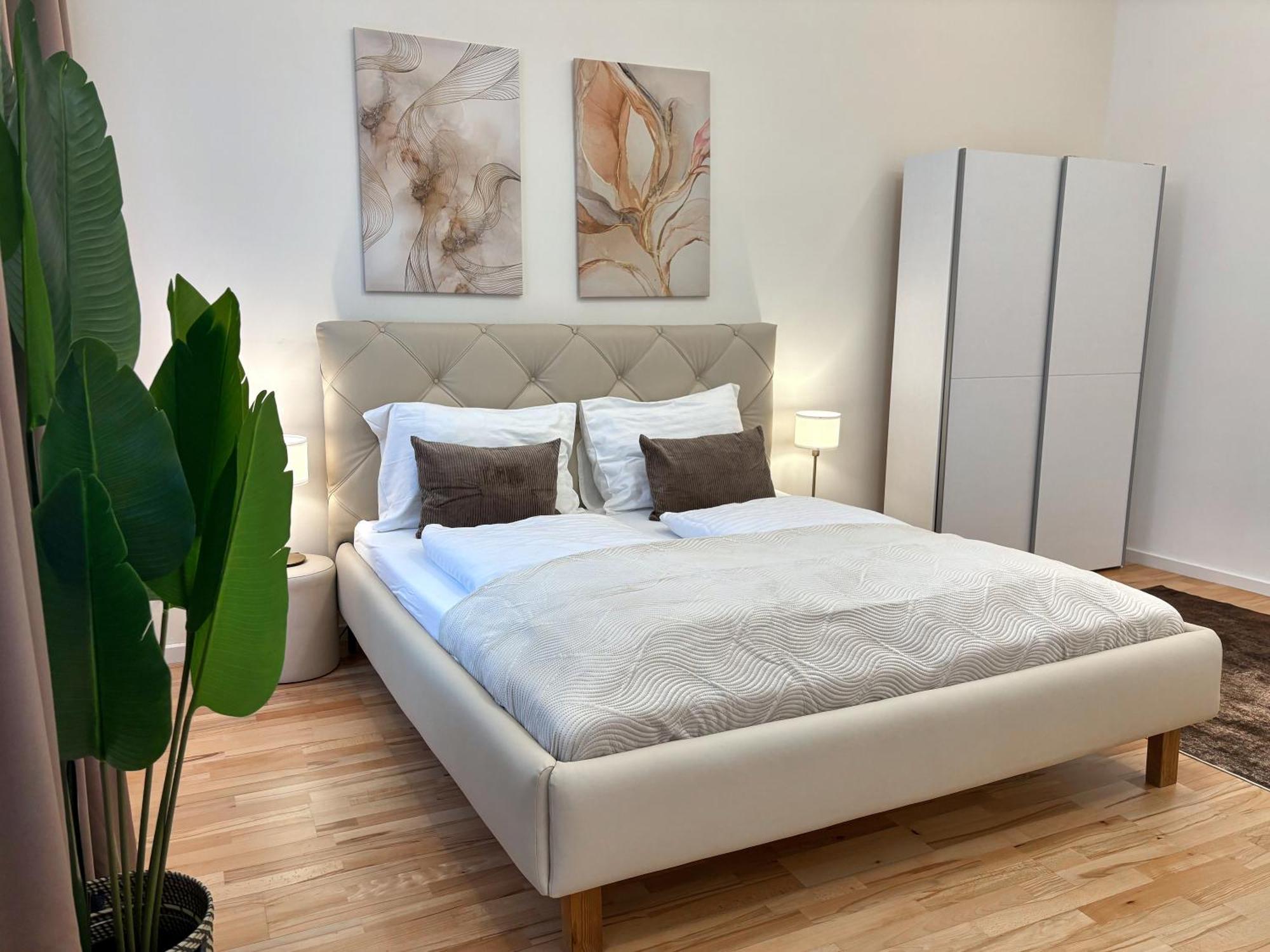 Close To Schoenbrunn I Bright Flat, Fast Wifi Apartment Vienna