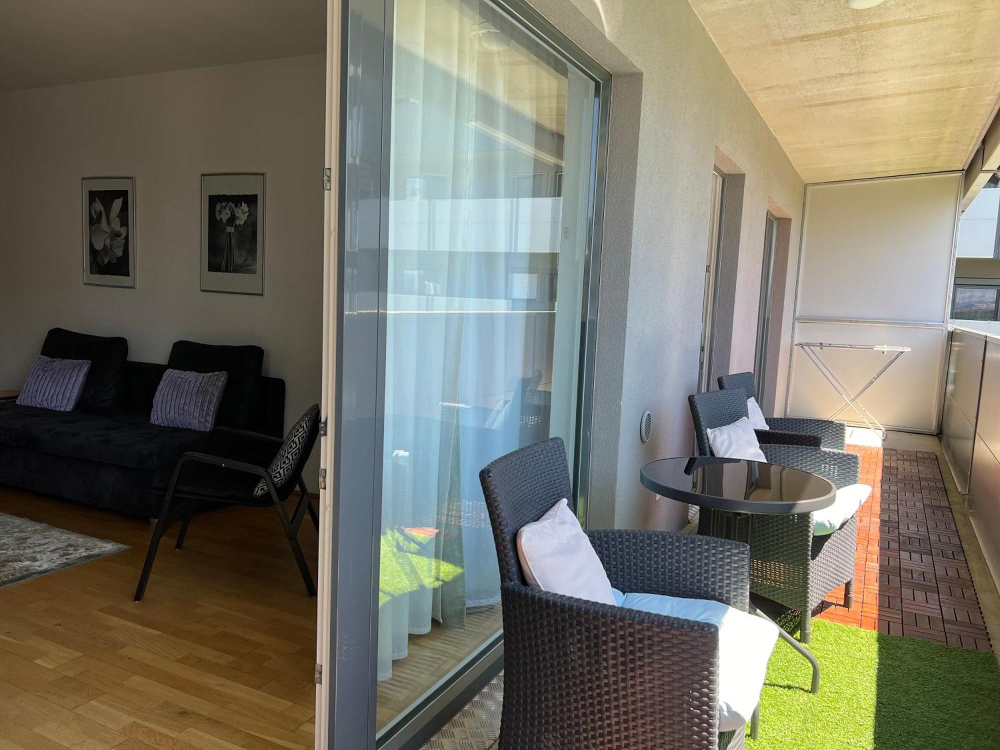 2 Bedroom Next To Metro U1 And Garage Parking *