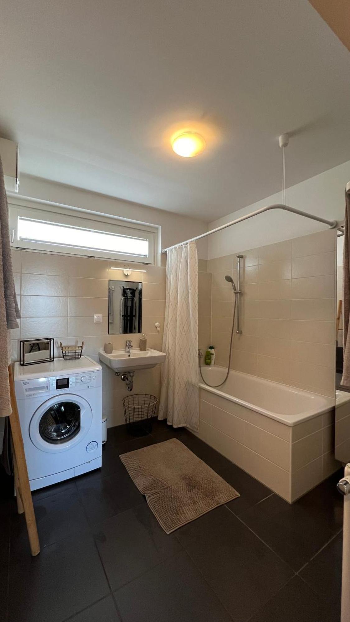 2 Bedroom Next To Metro U1 And Garage Parking