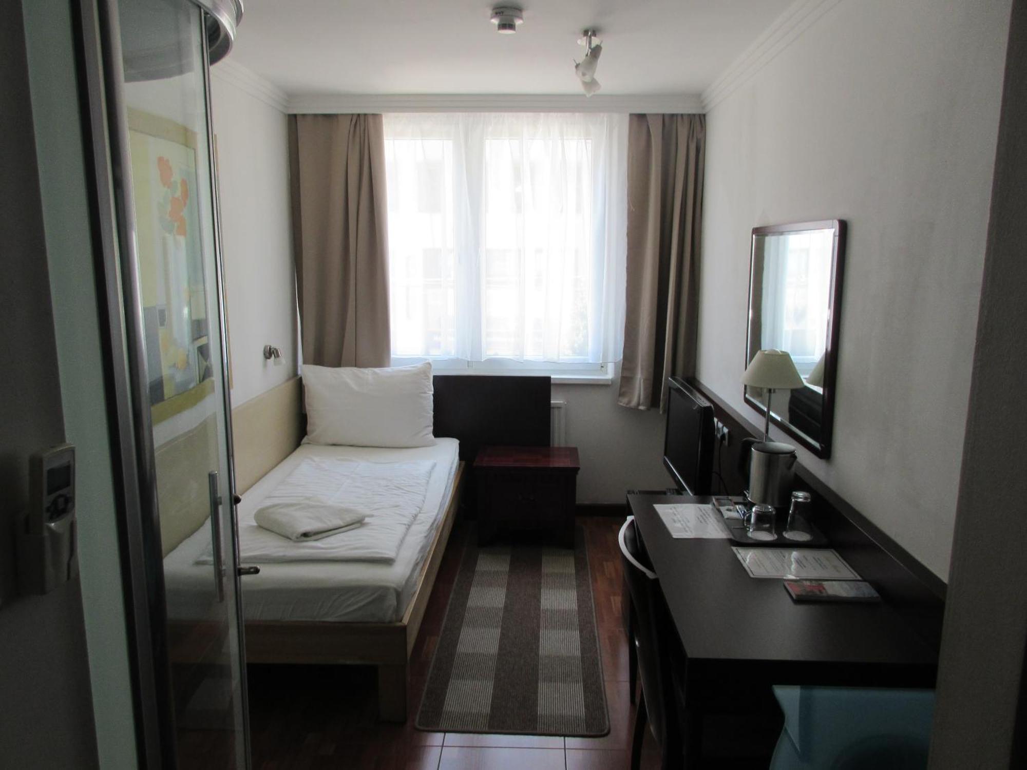 Attache L Contactless Check-in Hotel Vienna