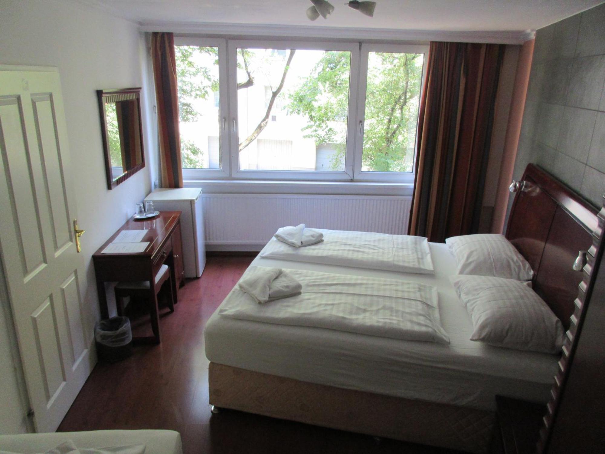Attache L Contactless Check-in Hotel