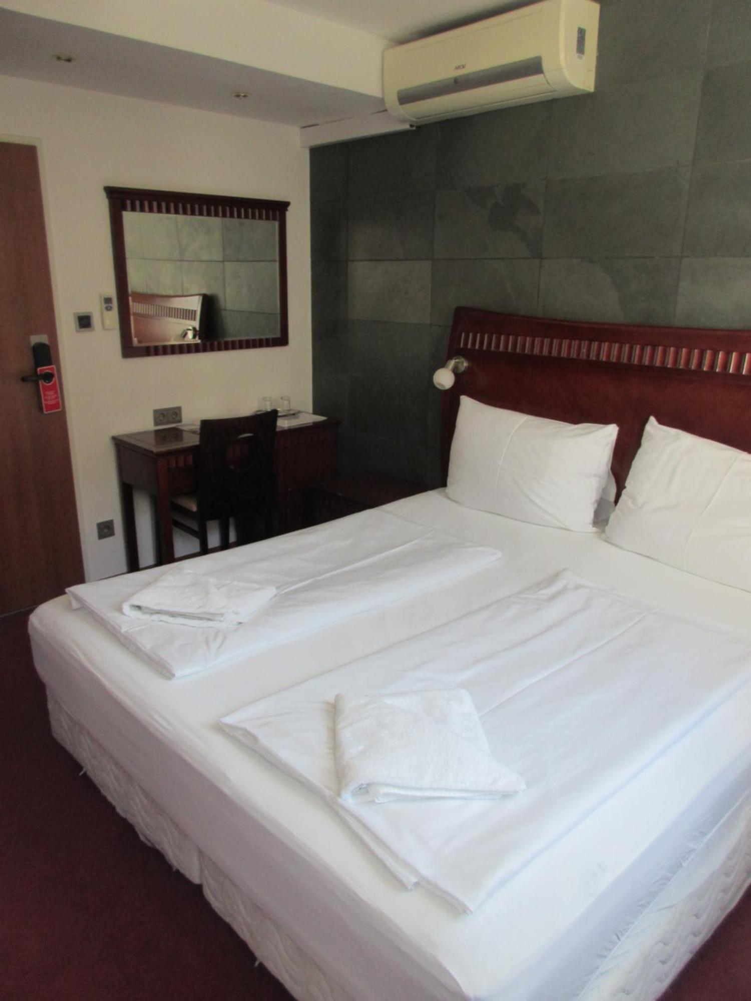 Attache L Contactless Check-in Hotel
