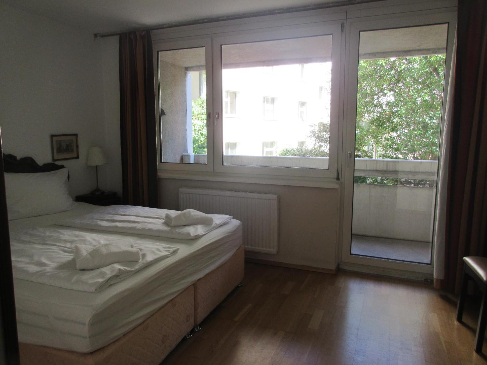 Attache L Contactless Check-in Hotel