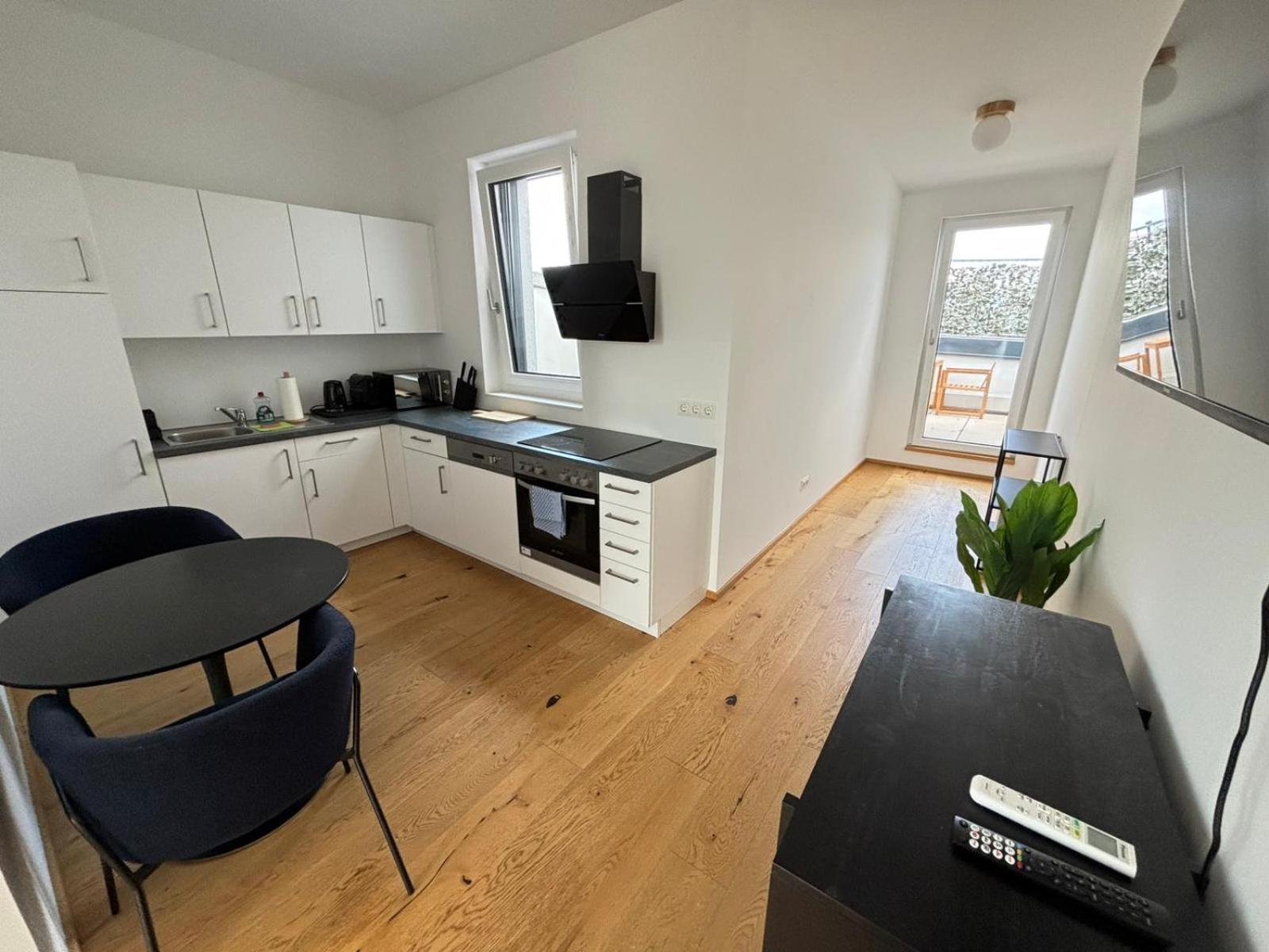 Orestaliving - Penthouse In 2nd District With View *