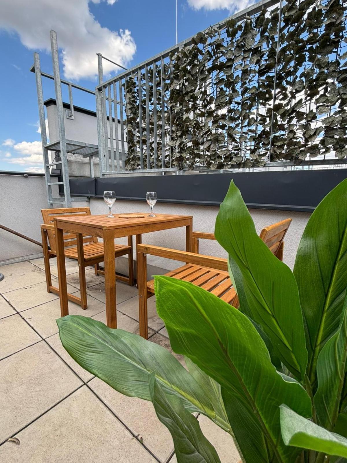 Orestaliving - Penthouse In 2nd District With View Vienna