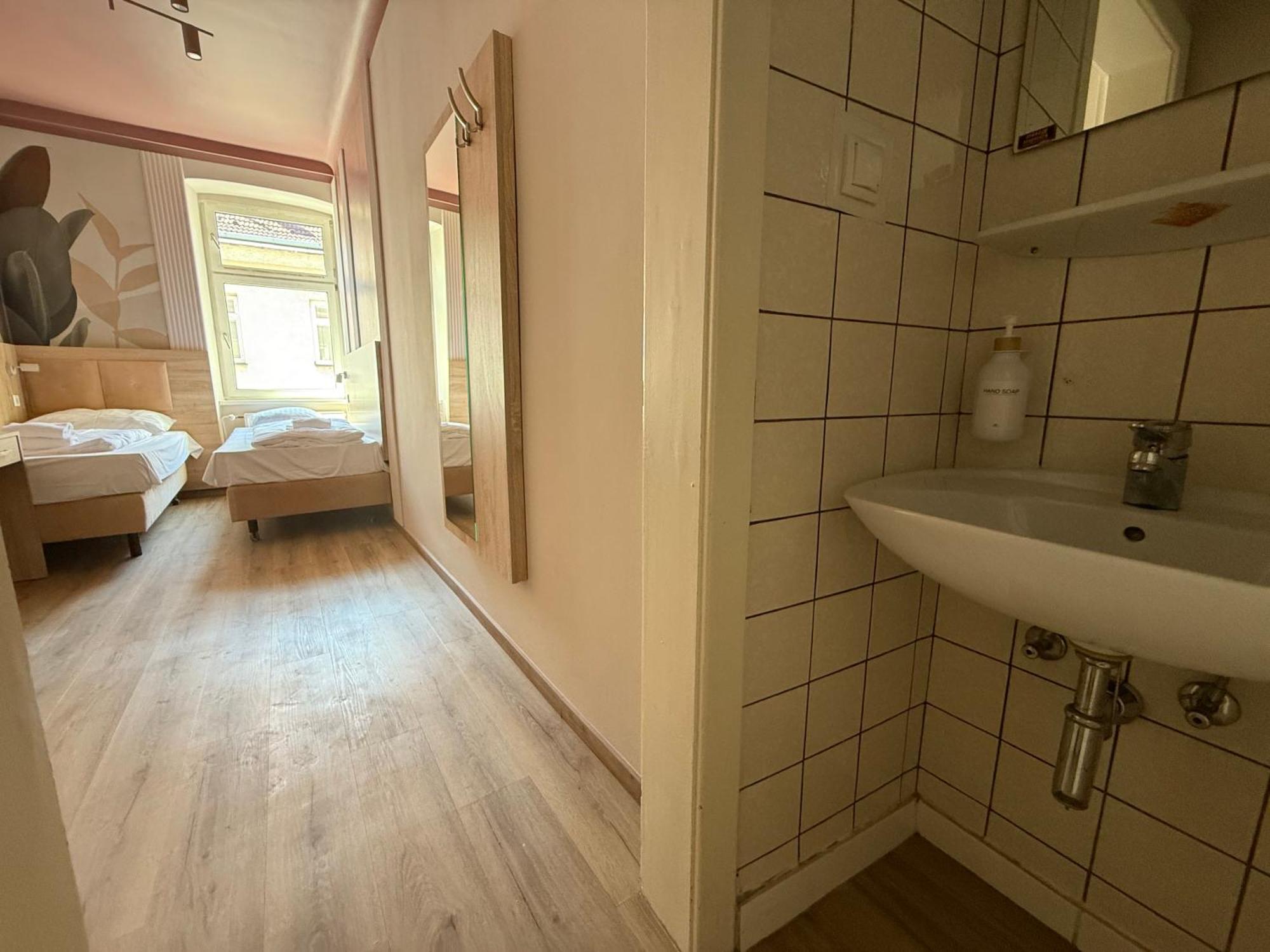 Dependance Rooms I 6 Mins To U6 Alser Strasse I Self Check In Apartment Vienna