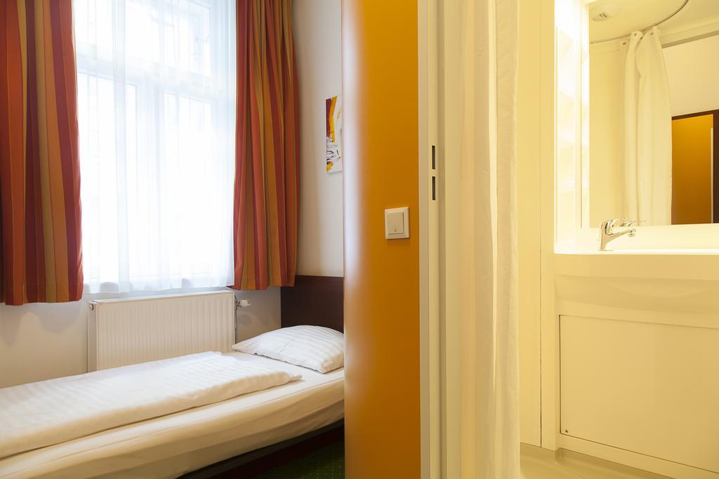 Stadthalle Bed & Breakfast Vienna