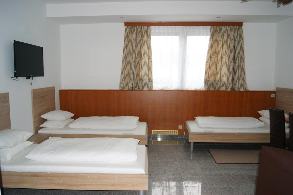 Cafe 168 Bed & Breakfast 2*