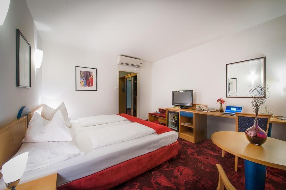 Boltzmann Hotel