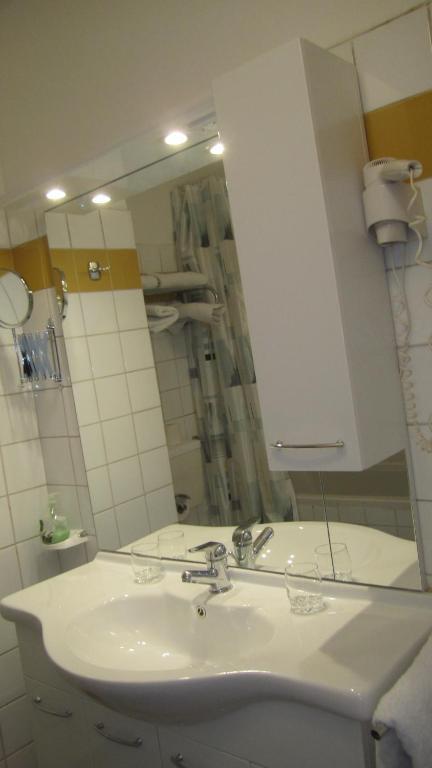 Adam Aparthotel