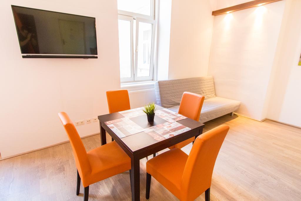 Leonhard Apartment