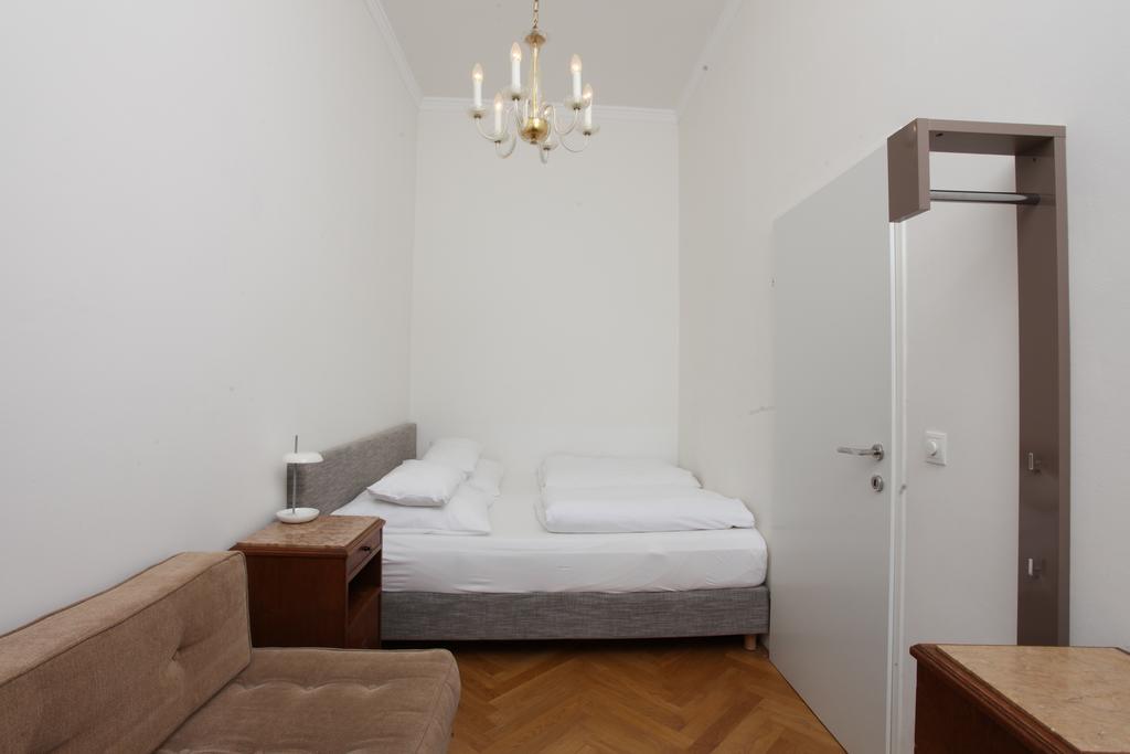 Hoheschule Courbette * Vienna