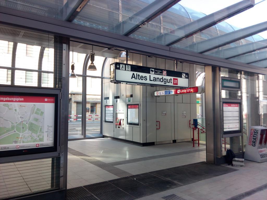Paradies - U1 Station Altes Landgut *