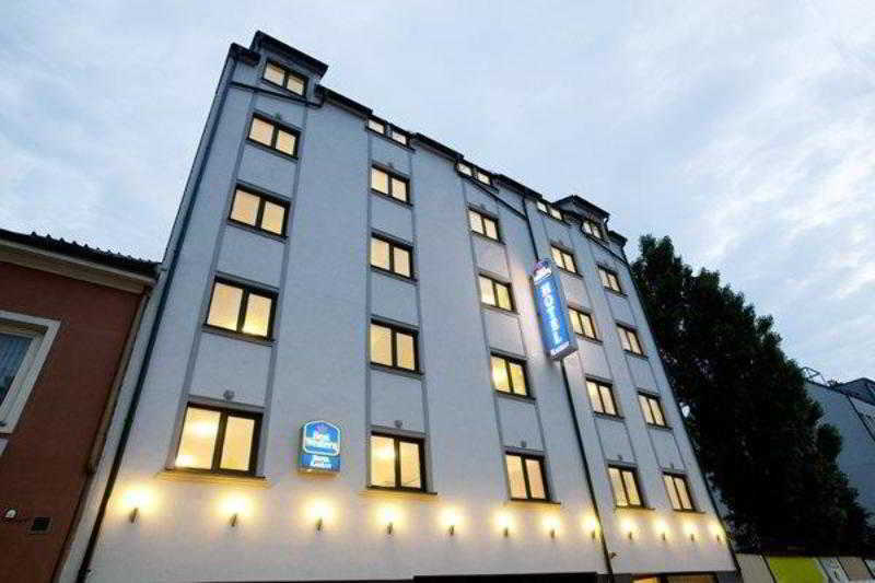 Donaustadt Kagran - At Metro U1 Hotel 3*