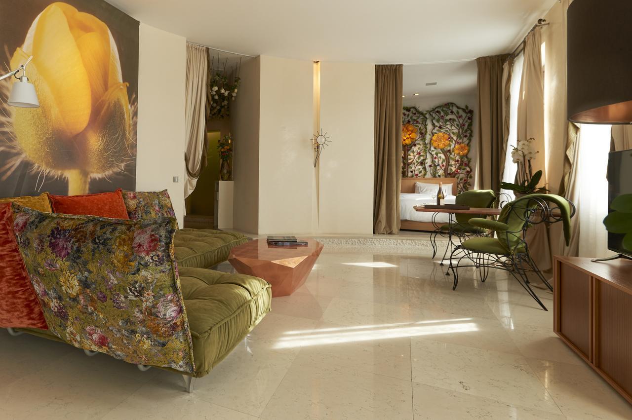 House Of Time - Fancy Suites Hotel