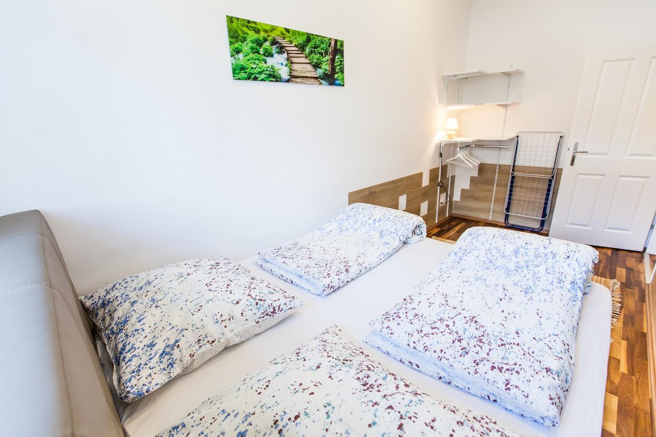 Market & Free Parking * Viena