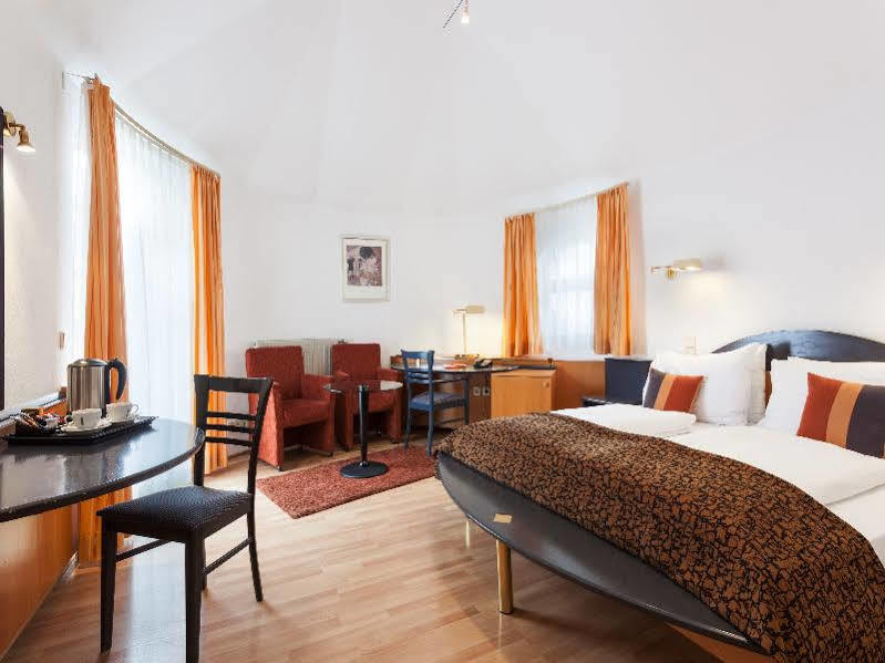 Hotel Nestroy 4*