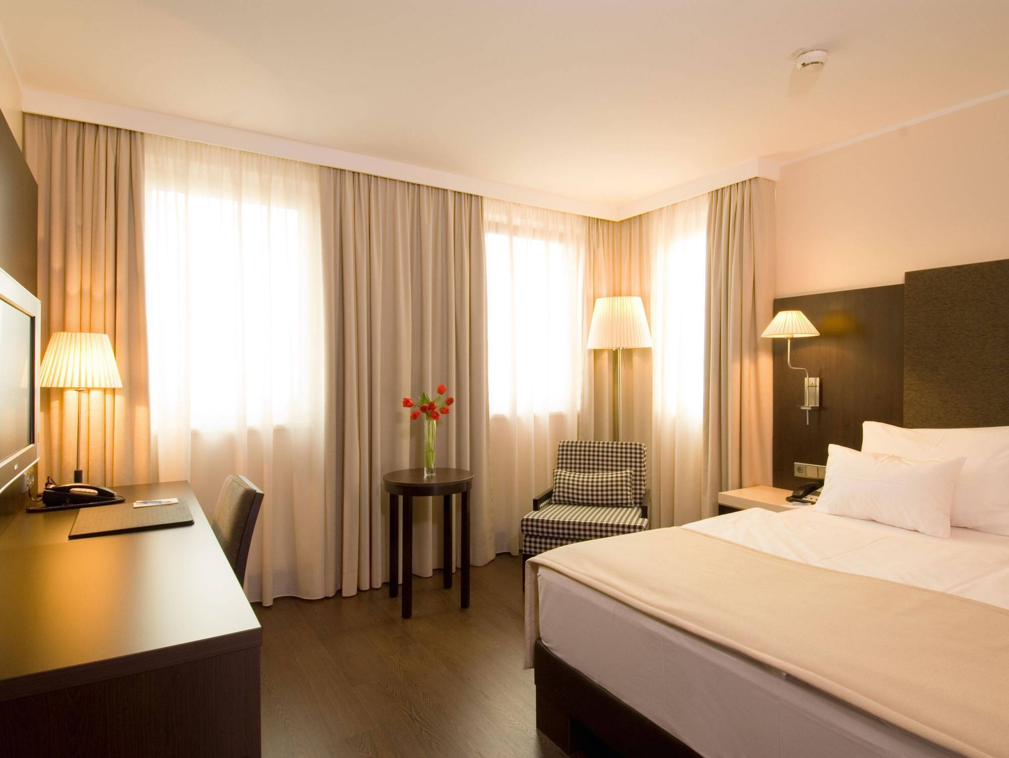Hotel Nh Danube 4*