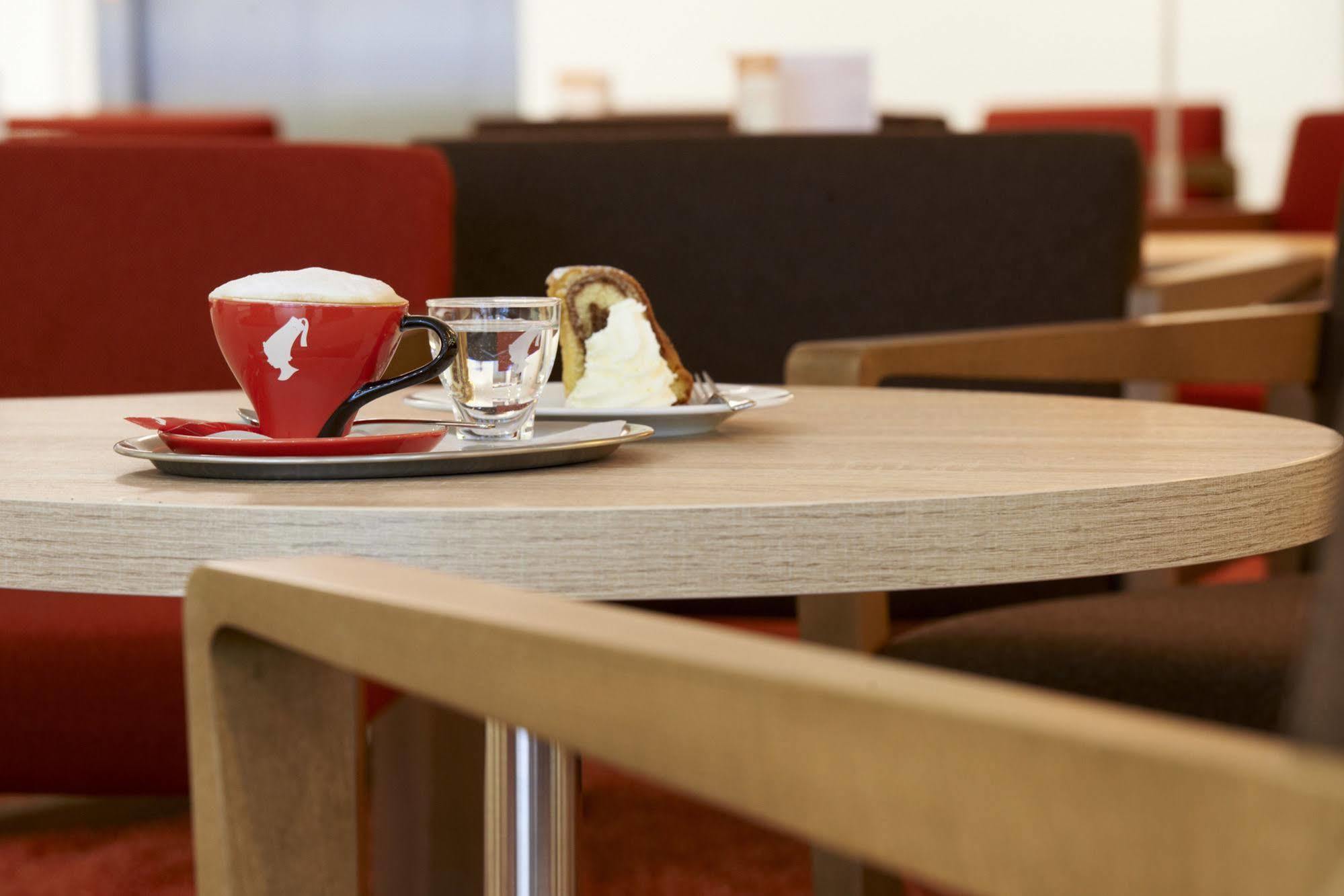 Simm's - Cityhotel Next To Metro U3 Hotel 4*