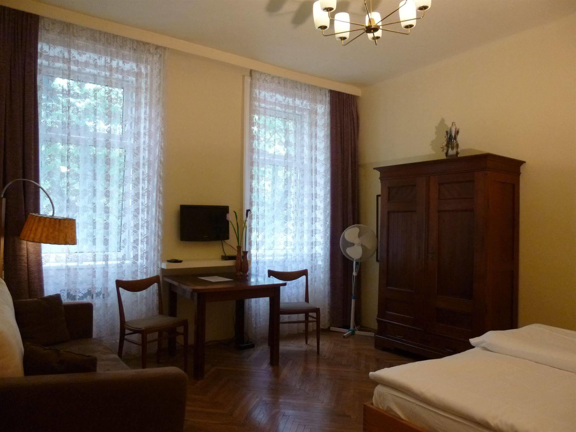 Maximillian Aparthotel 2*