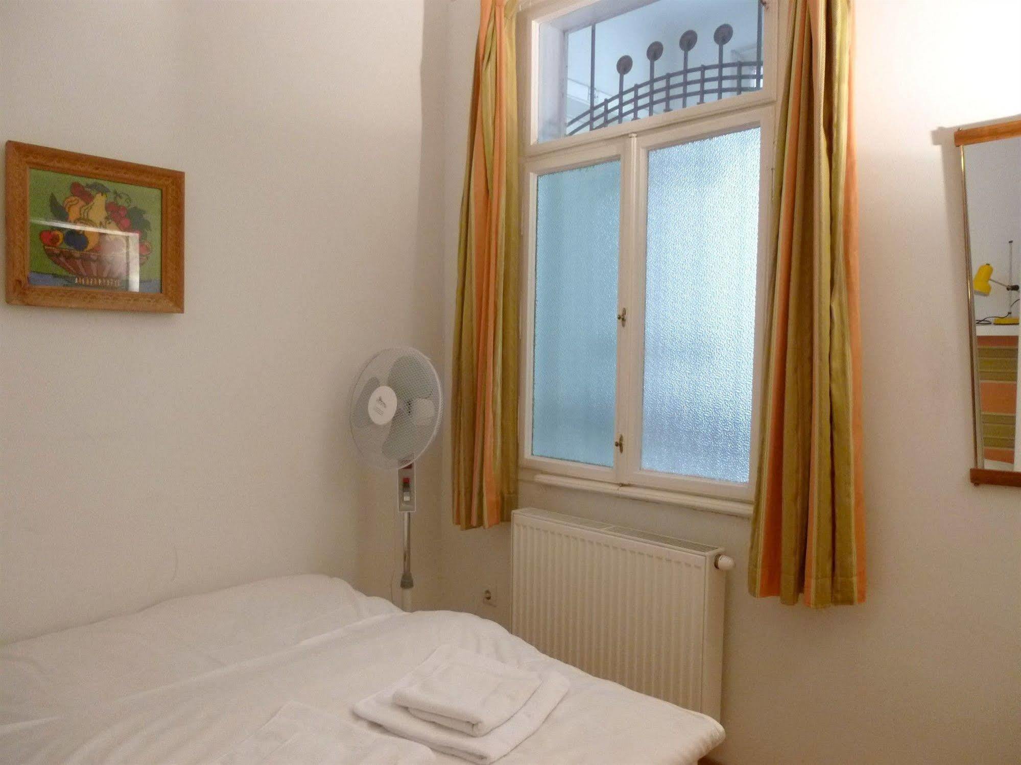 Maximillian Aparthotel 2*
