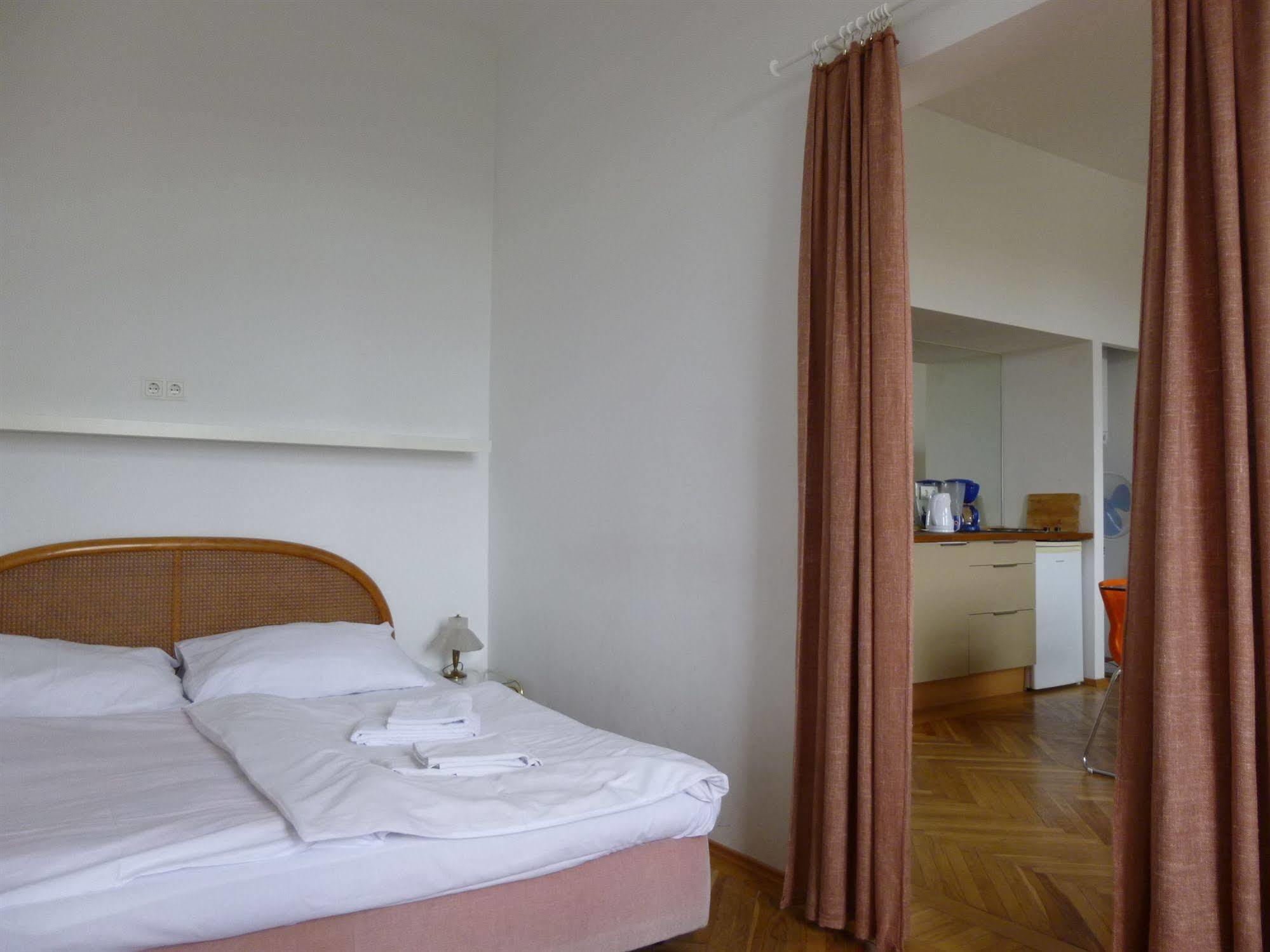 Maximillian Aparthotel