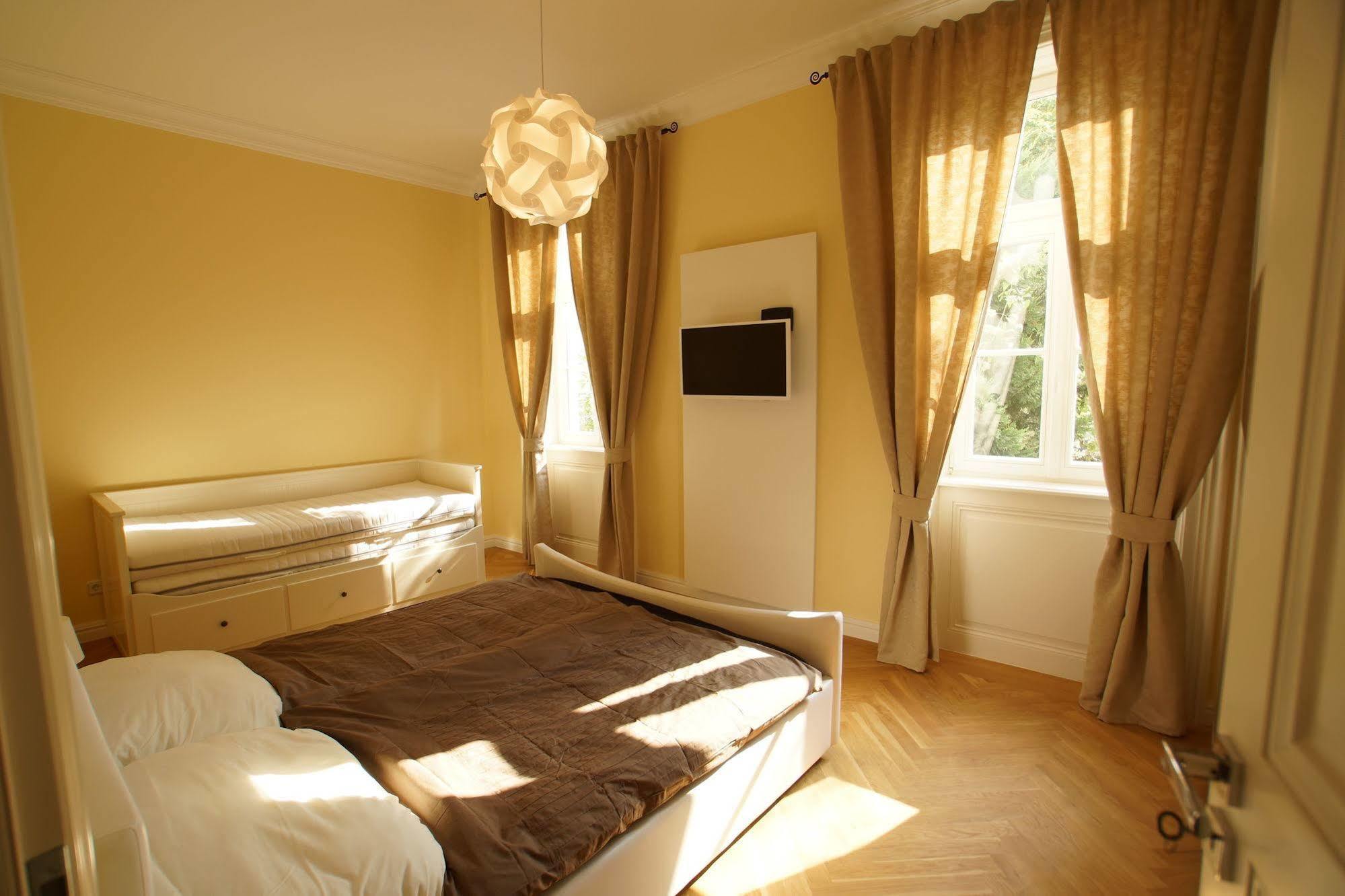 Imperial Schonbrunn Apartment