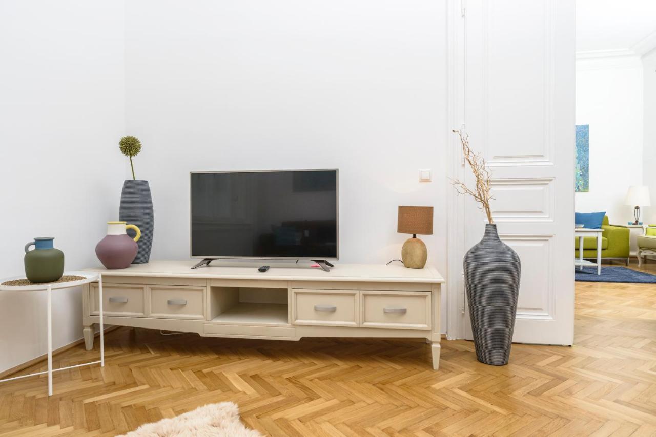 Apartment Senator Stephansplatz By Ichbucheat Vienna