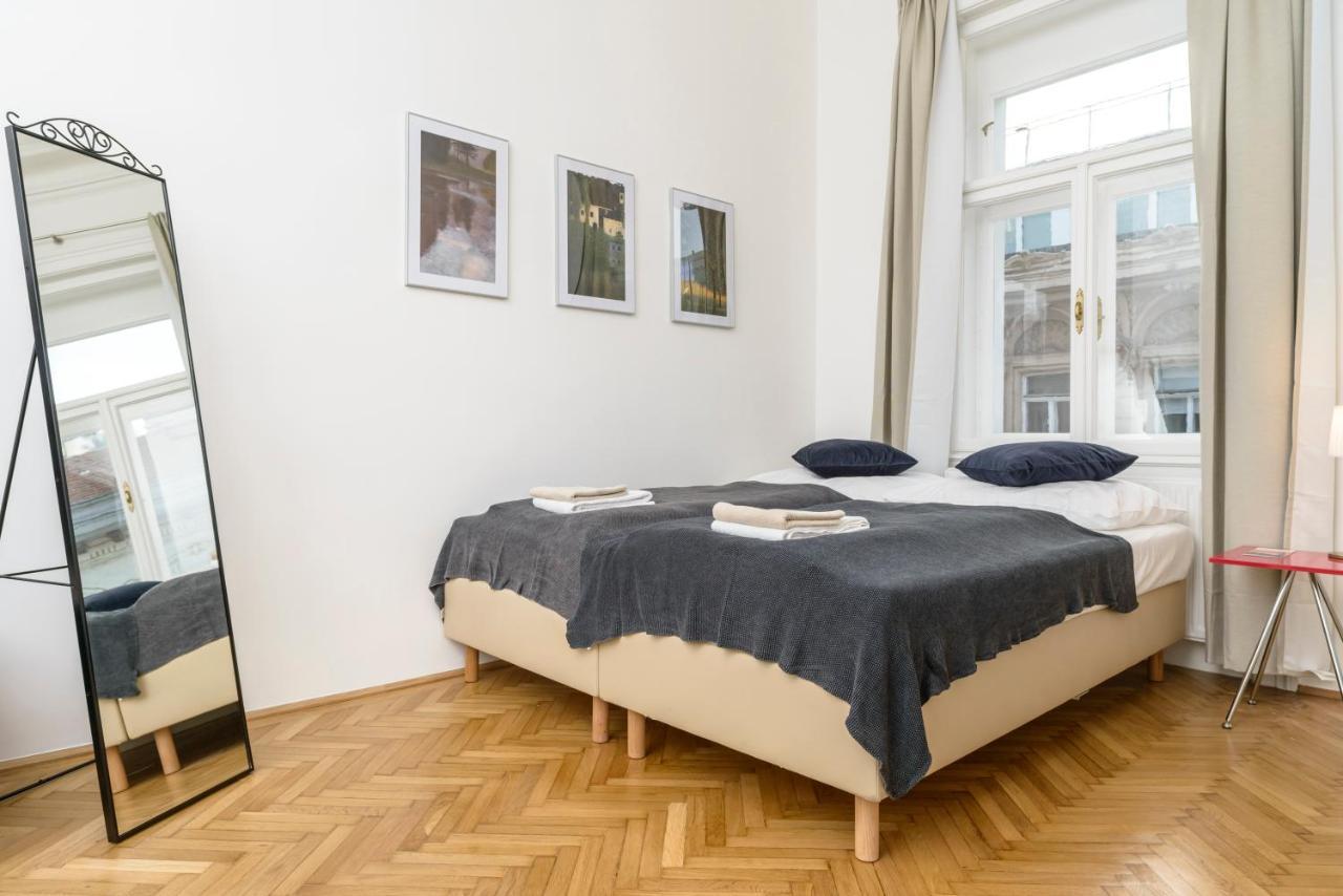 Senator Stephansplatz By Ichbucheat Apartment