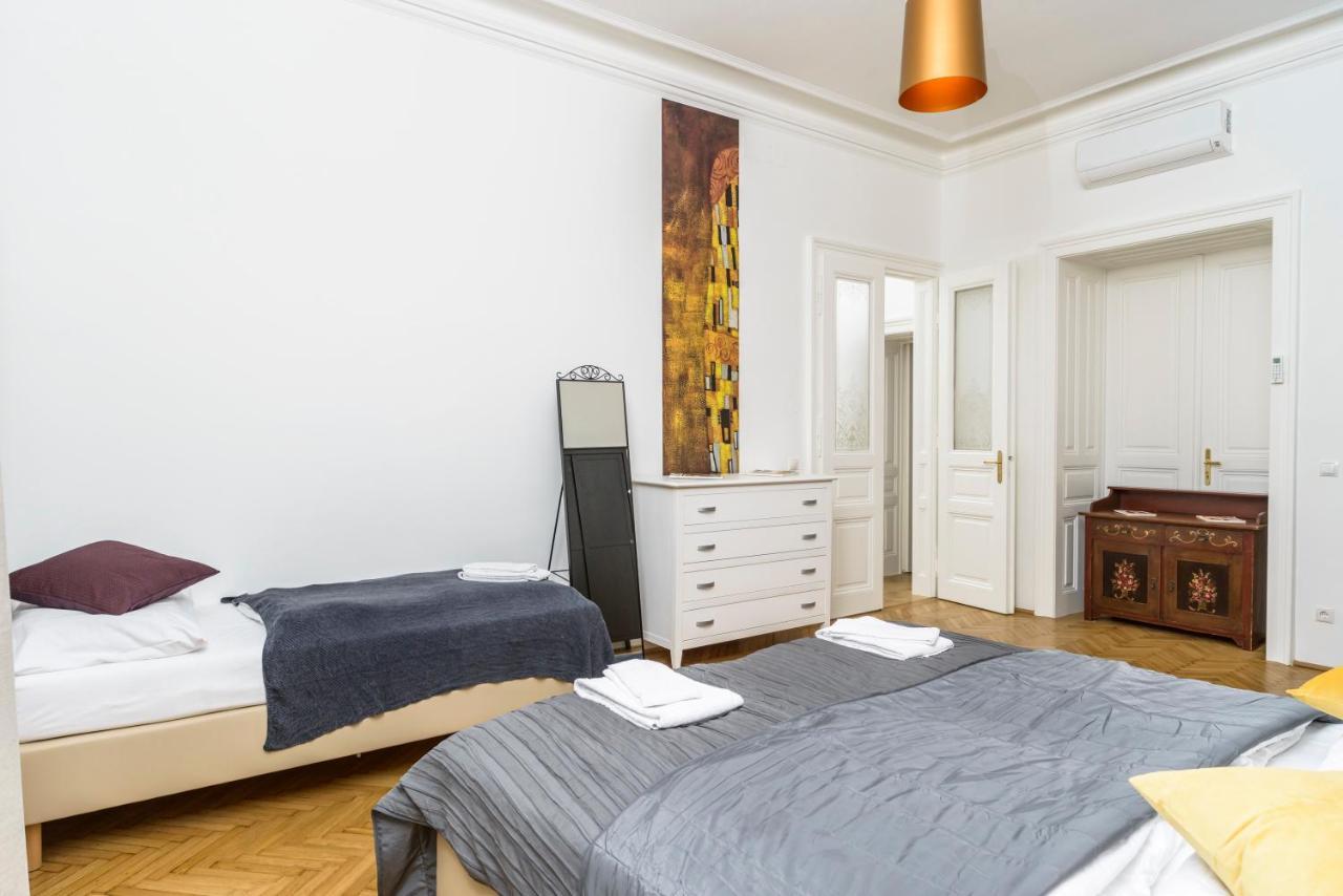 Apartment Senator Stephansplatz By Ichbucheat Vienna