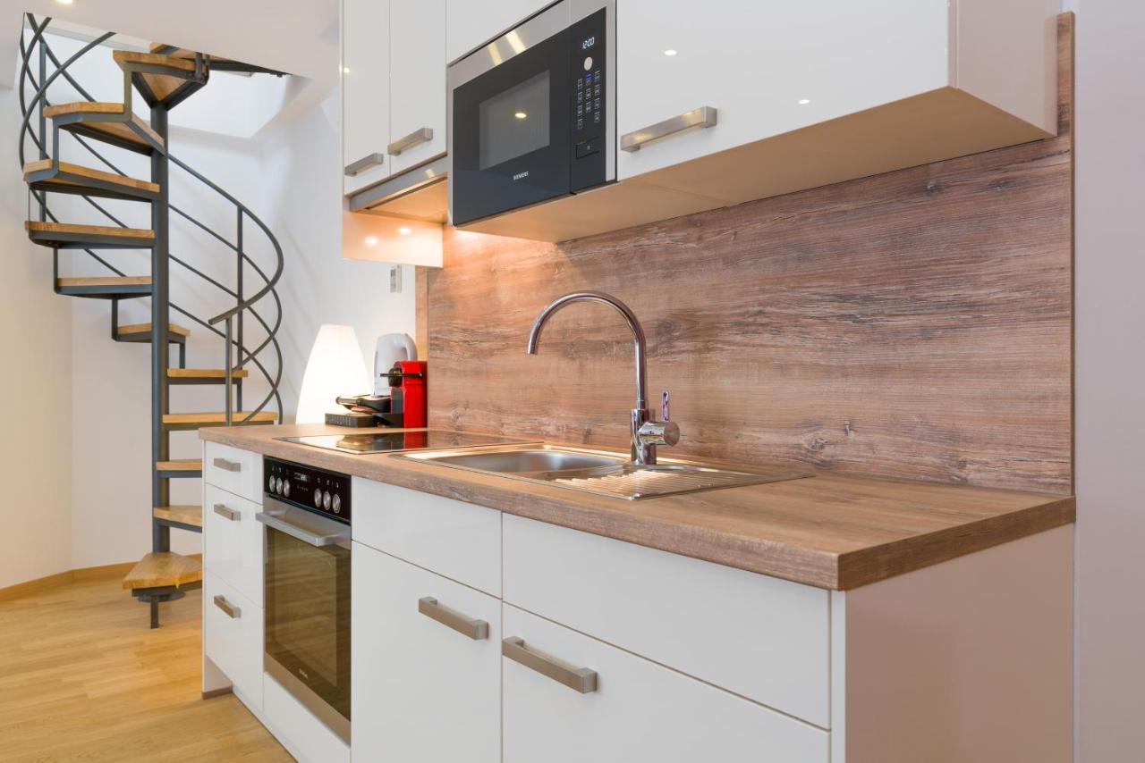 Ullmann 1150 Apartment *