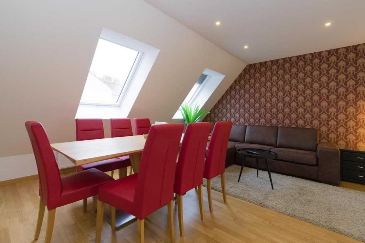 Ullmann 1150 Apartment