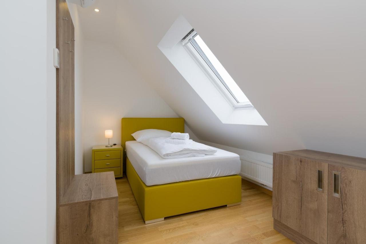 Ullmann 1150 Apartment