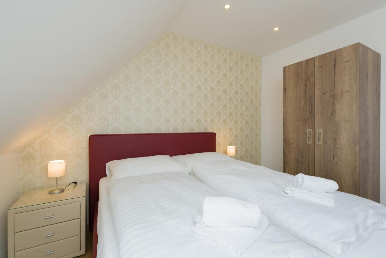 Ullmann 1150 Apartment *