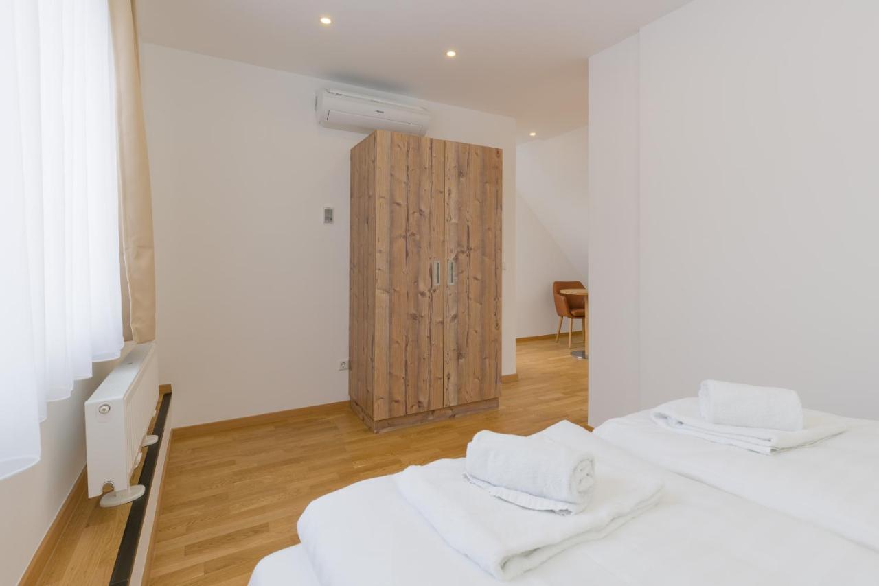 Ullmann 1150 Apartment
