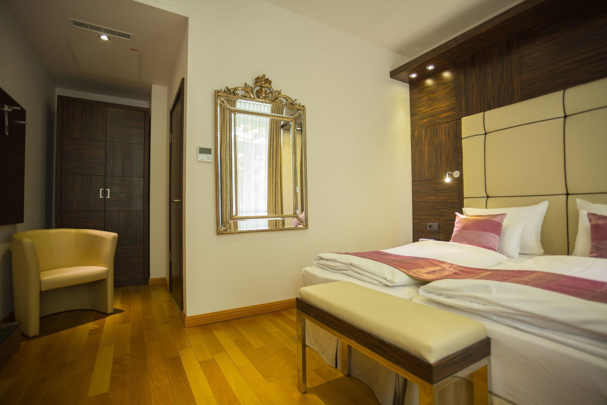 Western Arcadia Hotel 4*